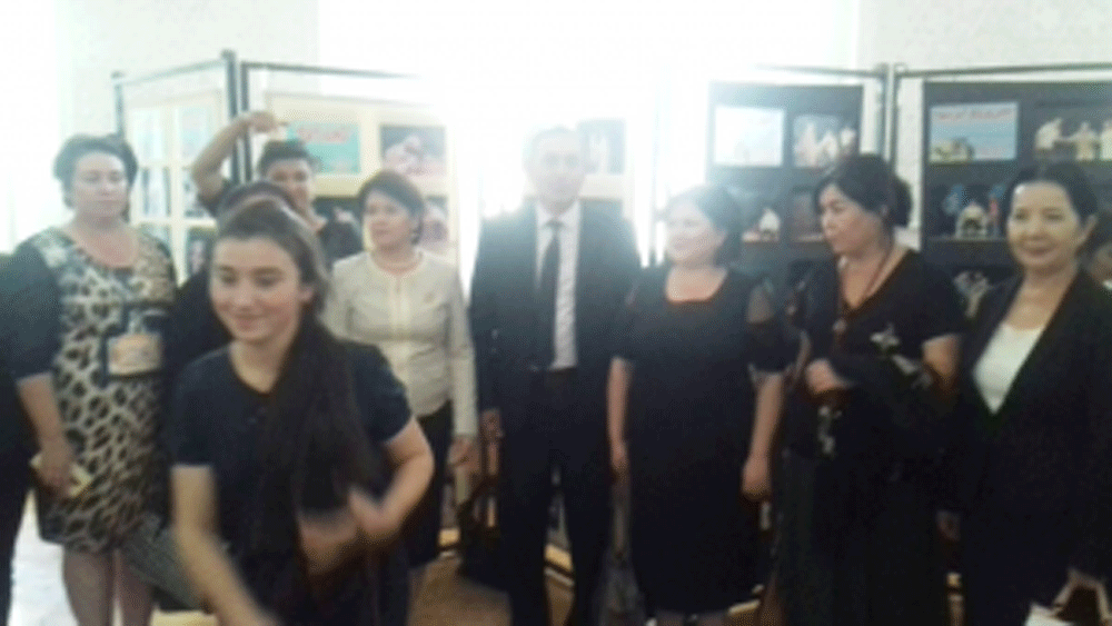 Xotinimning mushukini yalab, hikoyalar bilan qoplangan